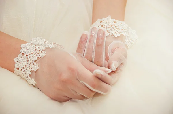 Bröllop handskar på händerna på bruden — Stockfoto