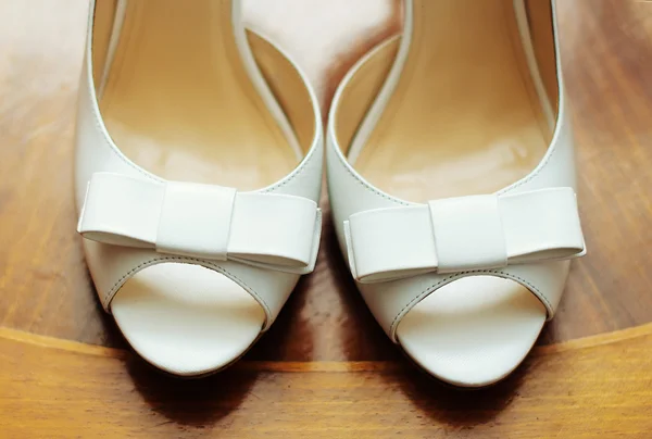 Elegante bruiloft schoenen over gradiënt grijze achtergrond — Stockfoto