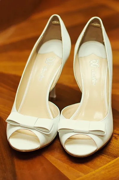 Gri arkaplan üzerinde zarif düğün ayakkabıları — Stok fotoğraf