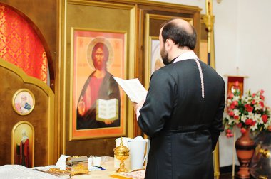 bir tören sırasında rahip