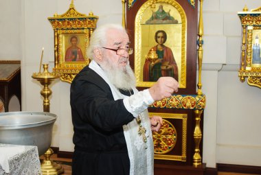 bir tören sırasında rahip