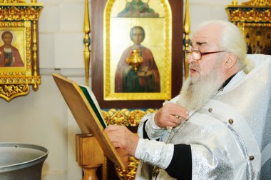 bir tören sırasında rahip