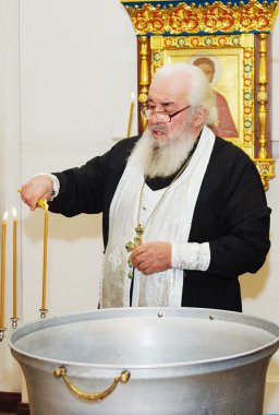 bir tören sırasında rahip