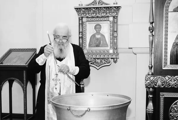 Sacerdote durante una ceremonia — Foto de Stock