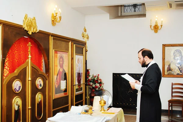 Preot în timpul unei ceremonii — Fotografie, imagine de stoc