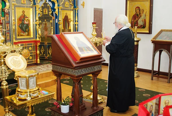 Sacerdote durante una ceremonia — Foto de Stock