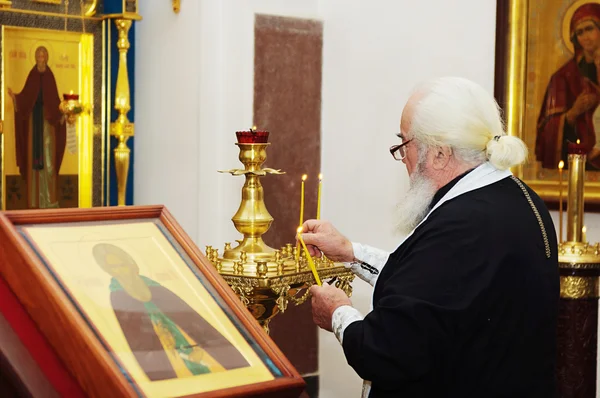 Kapłan podczas ceremonii — Zdjęcie stockowe