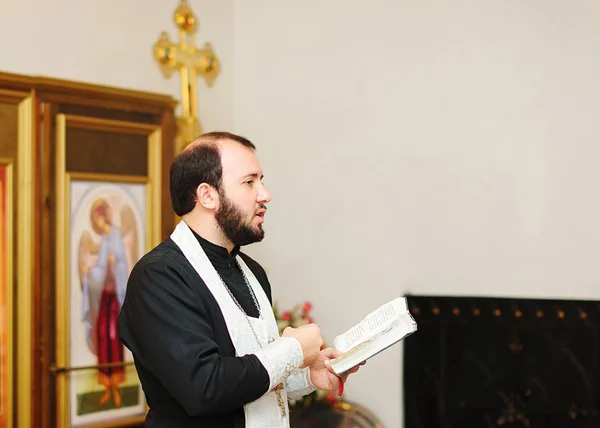 Bir tören sırasında rahip — Stok fotoğraf