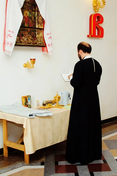 Sacerdote durante una cerimonia — Foto Stock