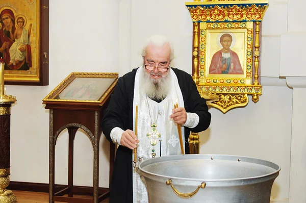 Sacerdote durante uma cerimônia — Fotografia de Stock