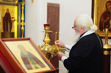 bir tören sırasında rahip