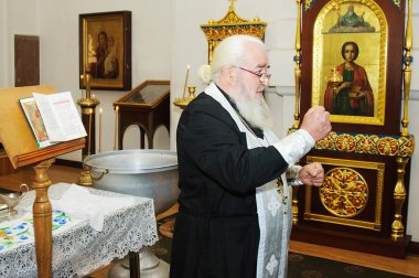 bir tören sırasında rahip