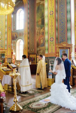 Gelin ve damat kilisede bir düğün töreninde