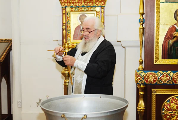 Sacerdote durante uma cerimônia — Fotografia de Stock