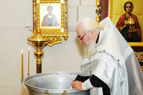 Sacerdote durante uma cerimônia — Fotografia de Stock