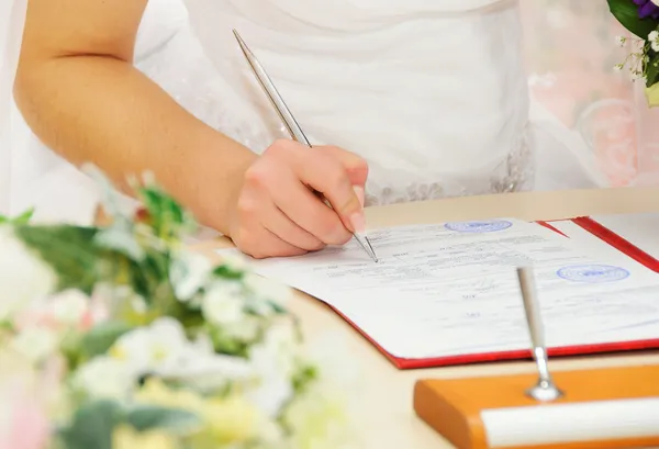 Braut unterzeichnet Heiratsurkunde — Stockfoto