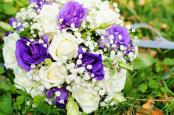 Wedding bouquet on green grass — Stock Photo, Image