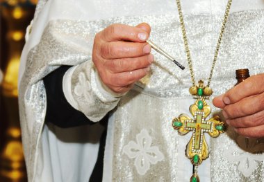 bir tören sırasında rahip