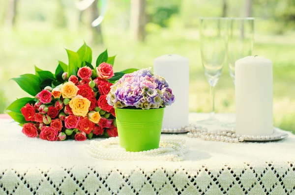 Mesa de boda festiva con flores y velas — Foto de Stock