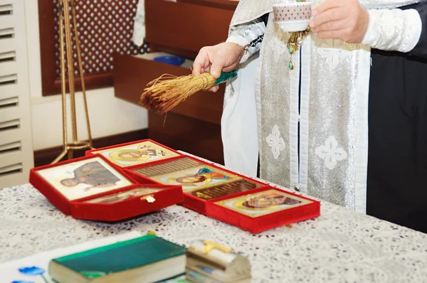 Ceremonie van een doop in christelijke kerk — Stockfoto