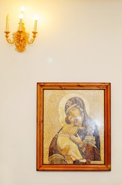 Bir duvar üzerinde kilise simgesini