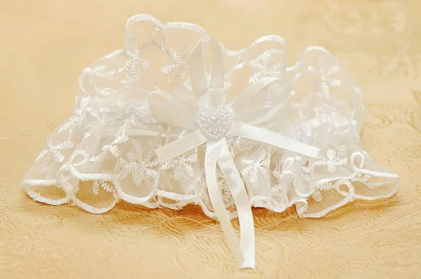 Weißes Hochzeitsstrumpfband für die Braut — Stockfoto