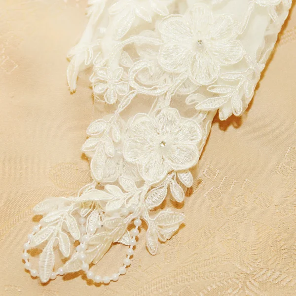 Lacy handschoen van witte kleur — Stockfoto