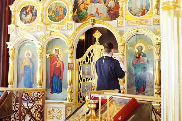 La cérémonie du baptême du petit garçon à l'église — Photo