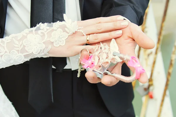 Замкніть руки нареченому і нареченій — стокове фото