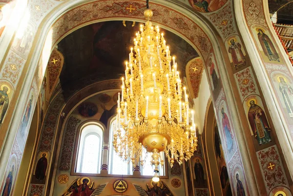 Grand vieux lustre à l'église — Photo