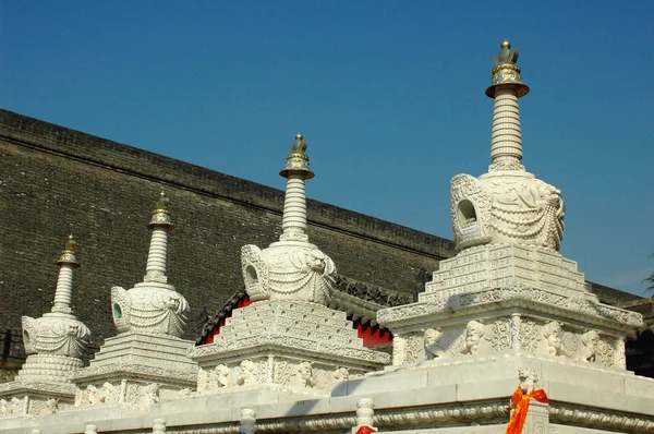 Torres brancas em um claustro tibetano — Fotografia de Stock