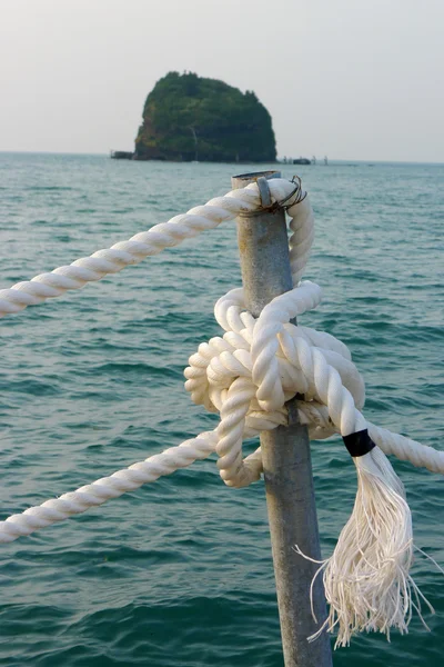 Ipleri görünümü üzerinde bir seaboat — Stok fotoğraf