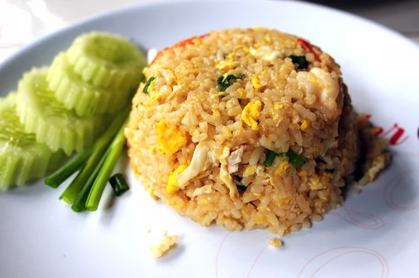 Nasi dengan telur goreng dan mentimun — Stok Foto