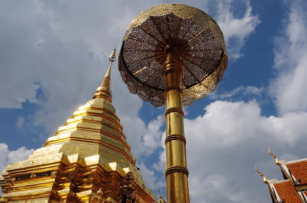 Golden tower a Suthep templom Thaiföldön — Stock Fotó
