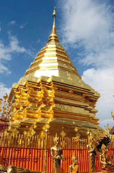 Golden tower a Suthep templom Thaiföldön — Stock Fotó