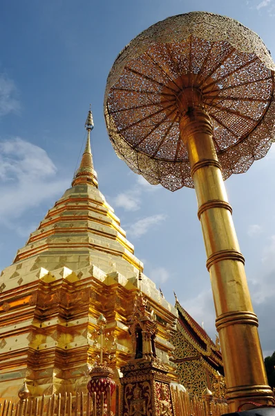 Torre dorada del Templo Suthep en Tailandia —  Fotos de Stock