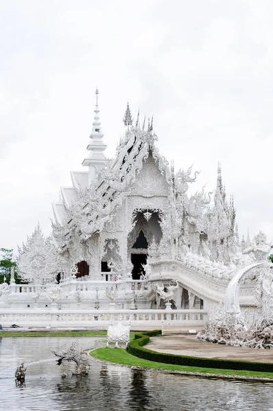 Templo branco em Chiang Rai, Tailândia — Fotografia de Stock