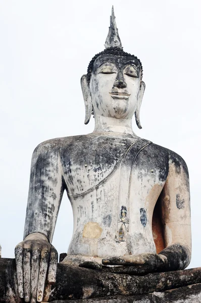 Estátua de uma divindade no Parque Histórico de Sukhothai — Fotografia de Stock