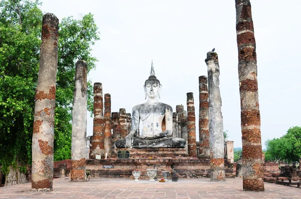 Standbeeld van een godheid in het historische park van sukhothai — Stockfoto