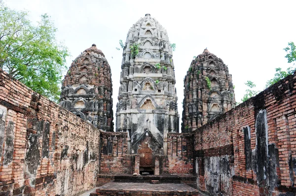 Древние руины вата в историческом парке Сукхотай — стоковое фото