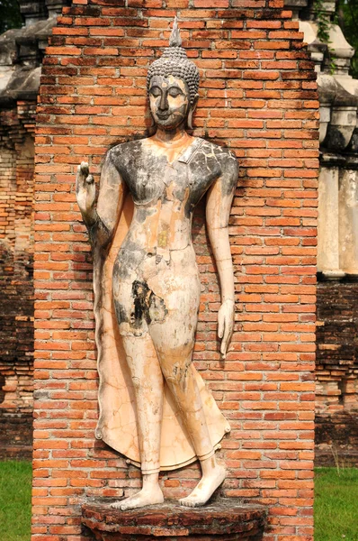 Statue einer Gottheit im historischen Park von Sukhothai — Stockfoto