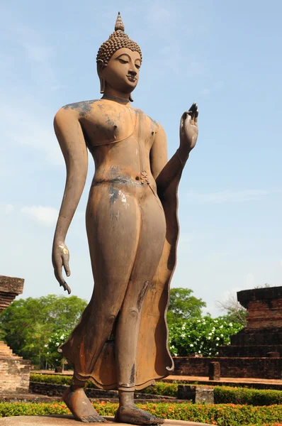 Estátua de uma divindade no Parque Histórico de Sukhothai — Fotografia de Stock