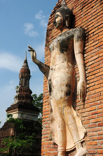 Estatua de una deidad en el Parque Histórico de Sukhothai — Foto de Stock