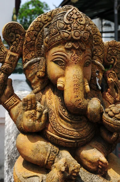 Oude sculptuur van Indiase god lord ganesh, god van geluk en welvaart — Stockfoto