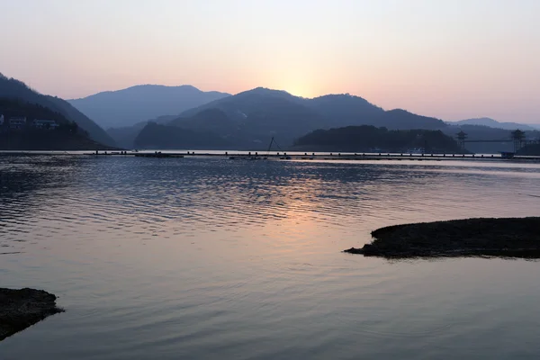 湖畔に日没の風景 — ストック写真