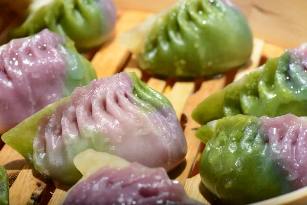 Comida china: coloridas albóndigas al vapor —  Fotos de Stock