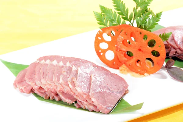 Kinesisk mat: nötkött sallad med lotusrot — Stockfoto