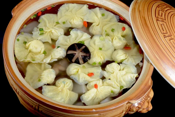 Comida china: albóndigas hervidas en una olla — Foto de Stock