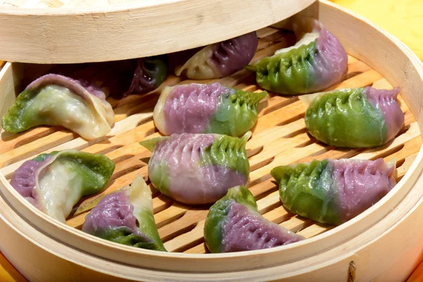 Kinesisk mat: färgglada ångad dumplings Stockbild