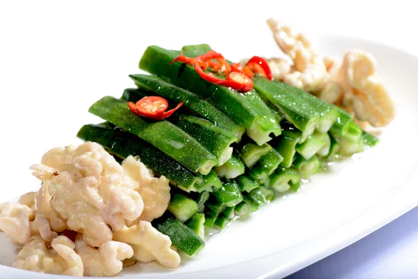 Kinesisk mat: sallad gjord av valnöt kärna och vegetabiliska — Stockfoto
